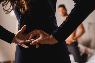 指輪を外す女性 指輪を外す女性