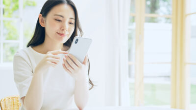 クチコミを投稿する女性